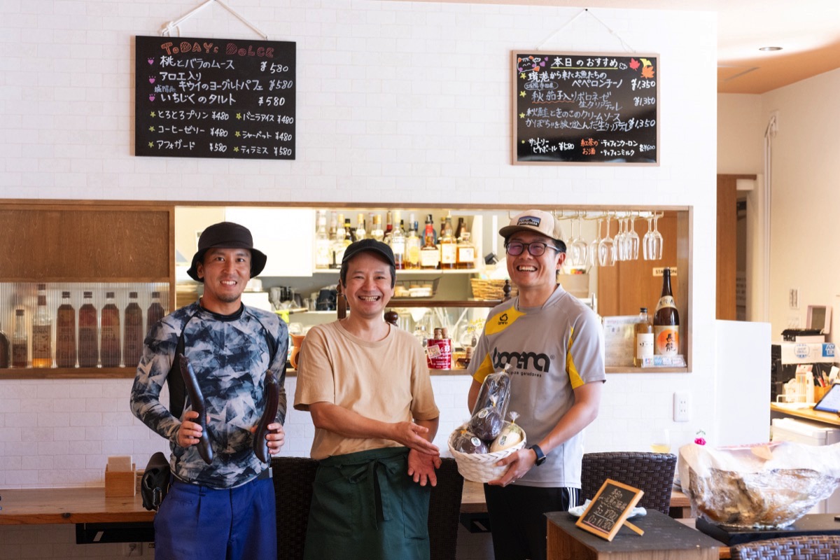 京田辺イタリアンカフェ ほわかの店内にて、シェフと農家の石川さん、森田さん