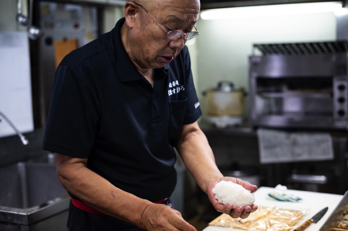 京北すえひろの店主・畑団さんが鯖ずしを作るシーン