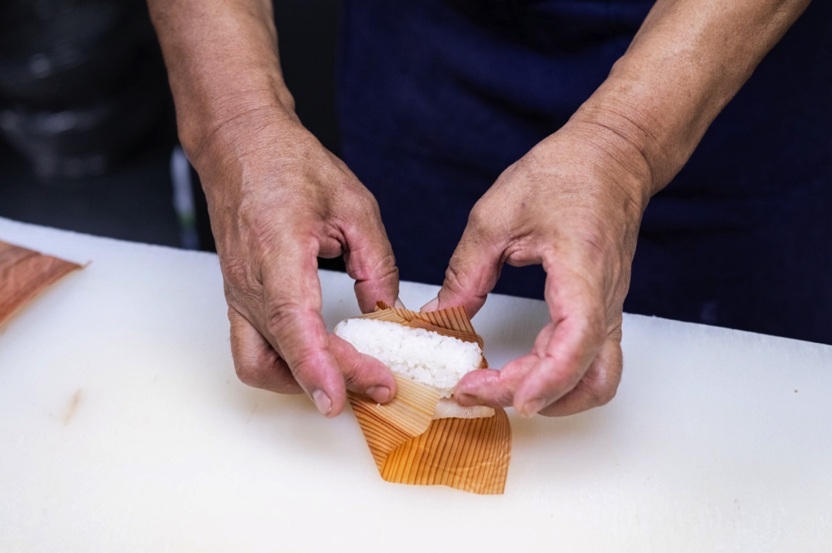 京北すえひろの畑段さんが杉鮨を作っているシーン