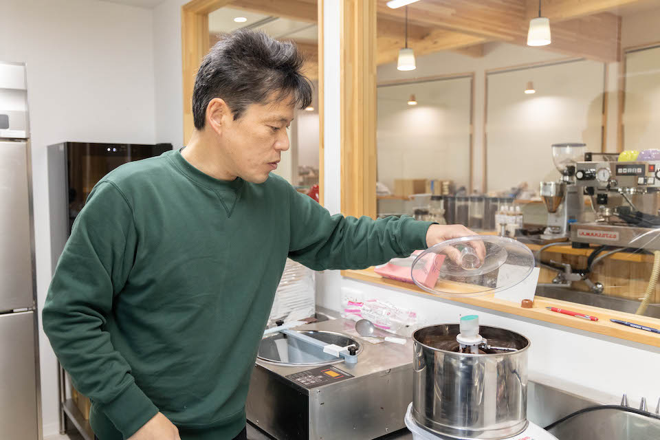 チョコレートを作る小西さん