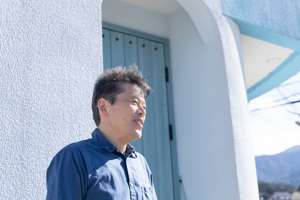 話す店主の小西さん