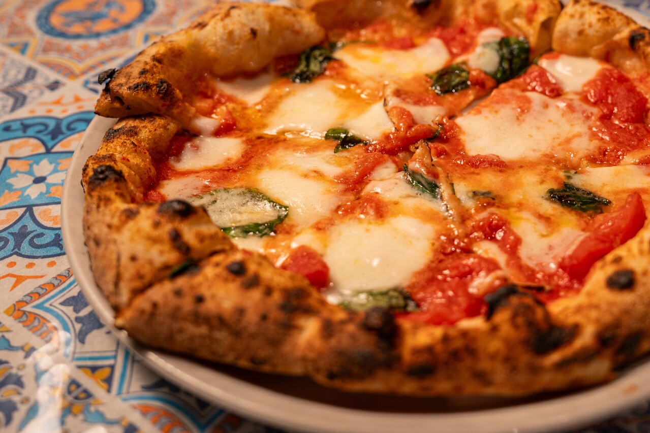 【京都・宇治】世界を魅了するナポリピザ 本場の薪窯とこだわり生地が生む至高の一枚